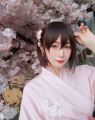 被闺蜜扒了内裤光着屁股打_BD影视在线观看